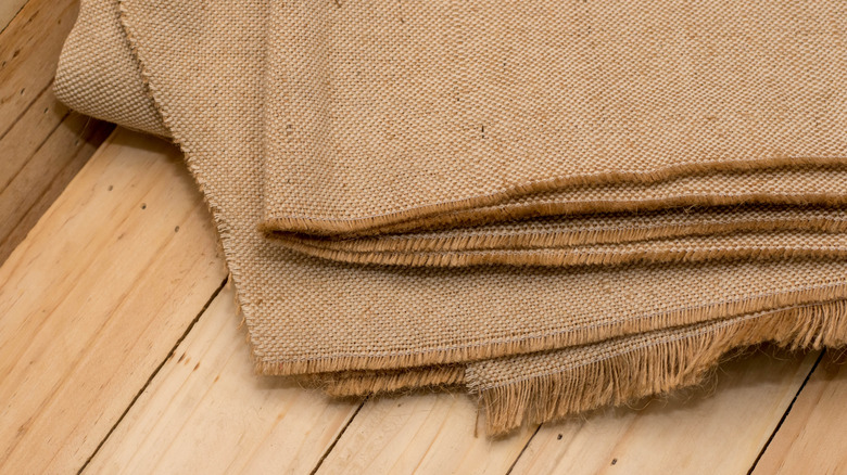 Çuval bezi kumaş yığınları.