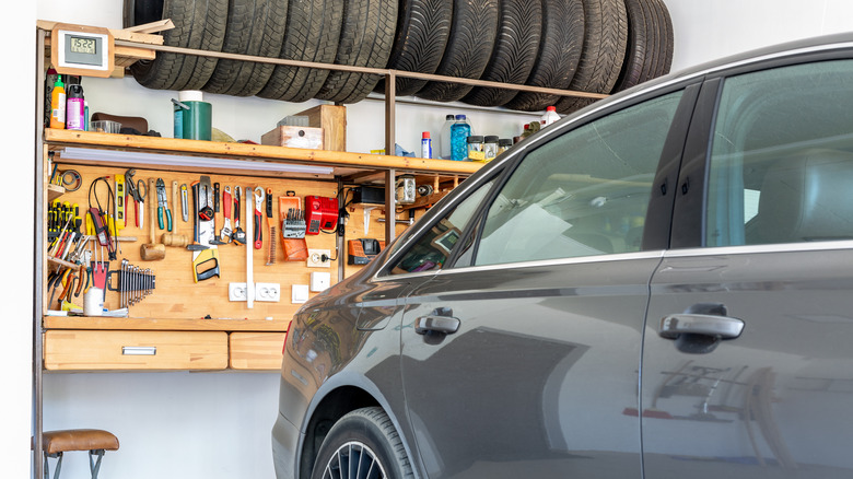 Araçlar ve mevsimlik araba lastikleri için dikey depolama alanına sahip garaj