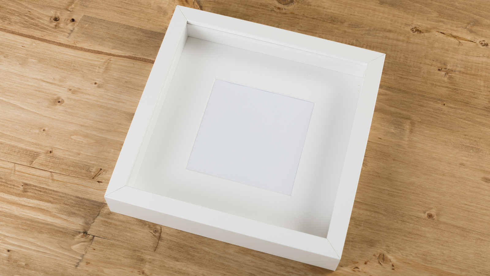 Temel bir IKEA çerçevesi kolay bir DIY ile rahat bir kitaplığa nasıl dönüştürülür