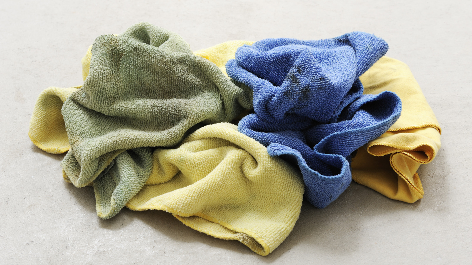 Çamaşır gününden önce kullanılmış mutfak havlularını gizlemek için akıllı hile