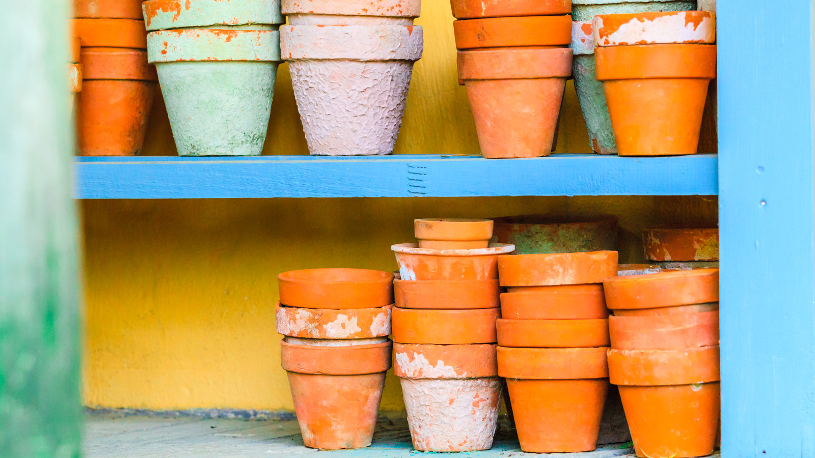 Güzel, rustik mum tutucular yapmak için terra cotta kaplarınızı yeniden kullanın