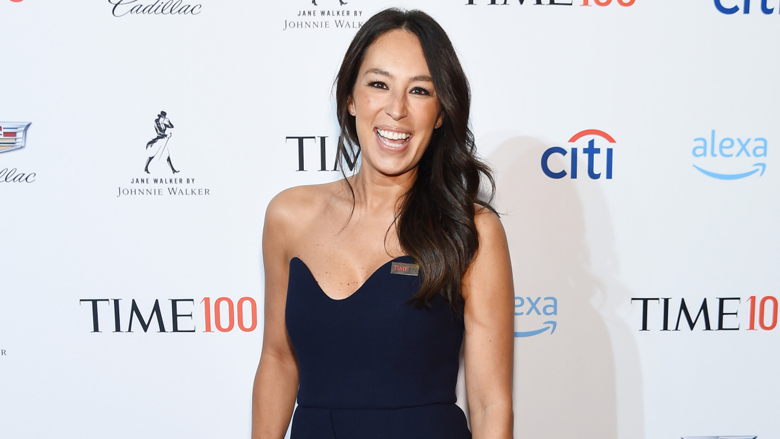 HGTV'den Joanna Gaines, sınırlı alana sahip mutfaklar için şık bir çözüme sahiptir.
