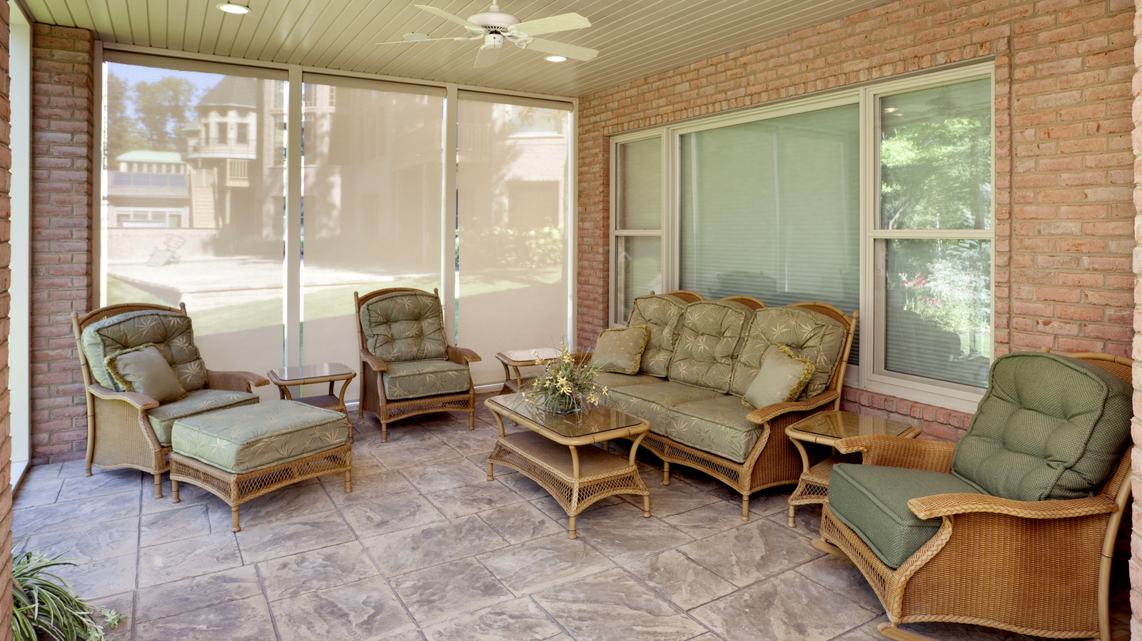 Veranda sundurmanız için dış mekandan manastır panjurları kendiniz nasıl monte edilir?