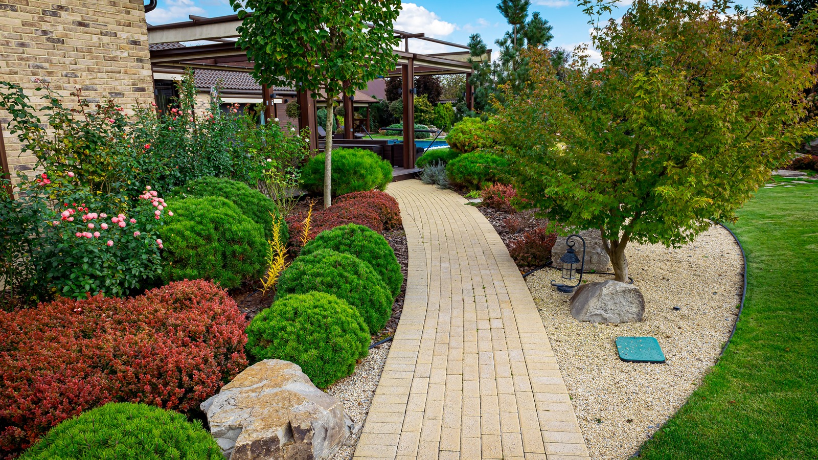 En estetik açıdan hoş görünüm için ön bahçeye çalılar nasıl yerleştirilir