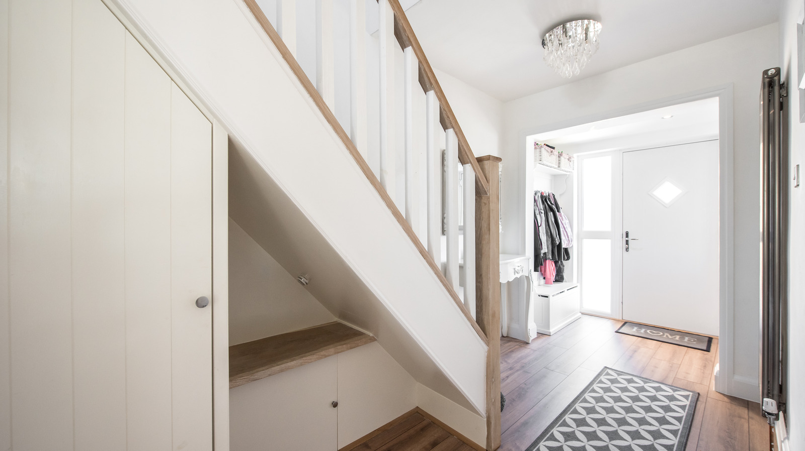 Merdivenlerin altındaki alanınızı mükemmel dolap veya kiler haline getirin