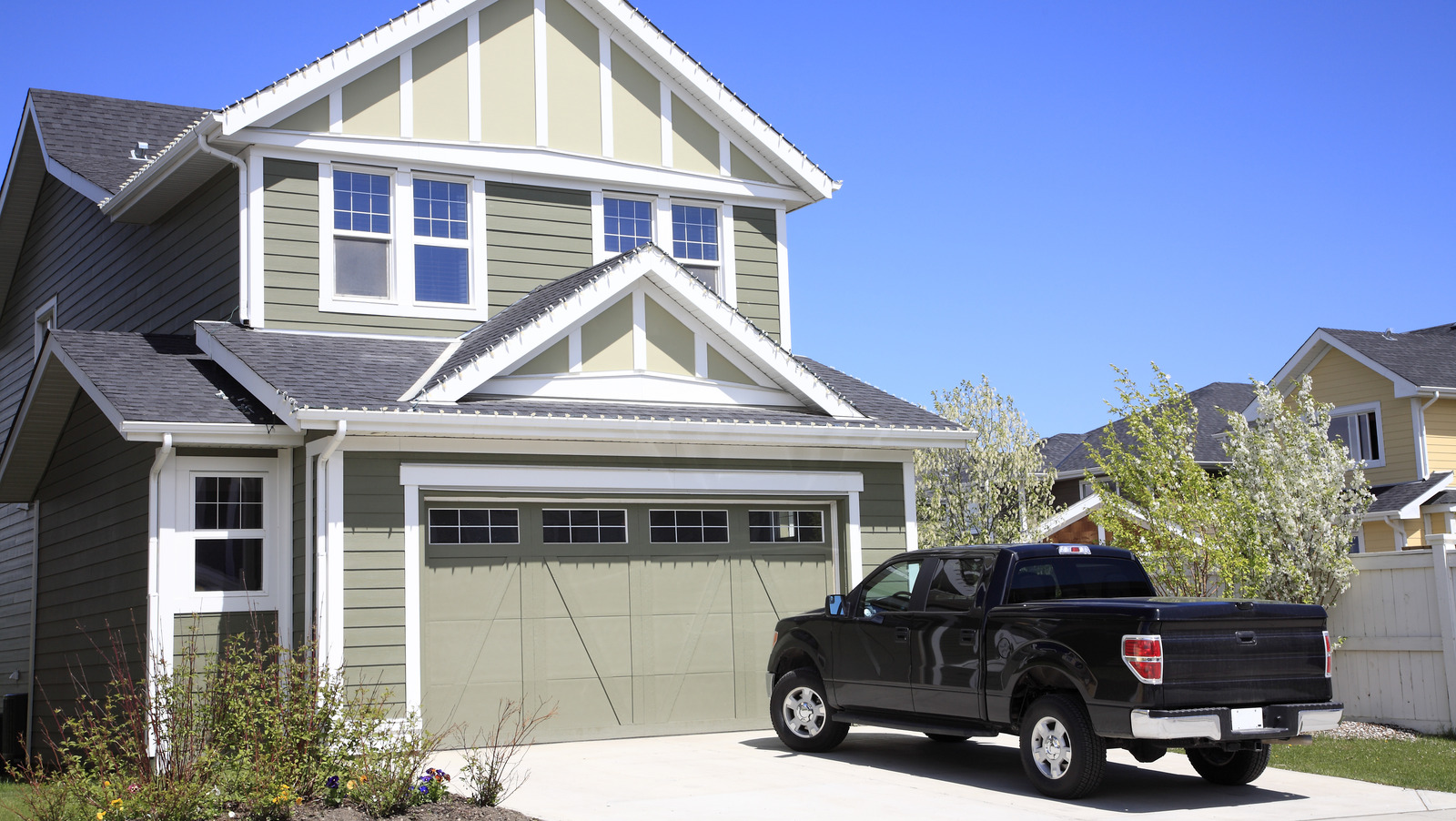 İşte bir kamyona rahatça sığdırmak için garajınızın ne kadar derin olması gerekiyor