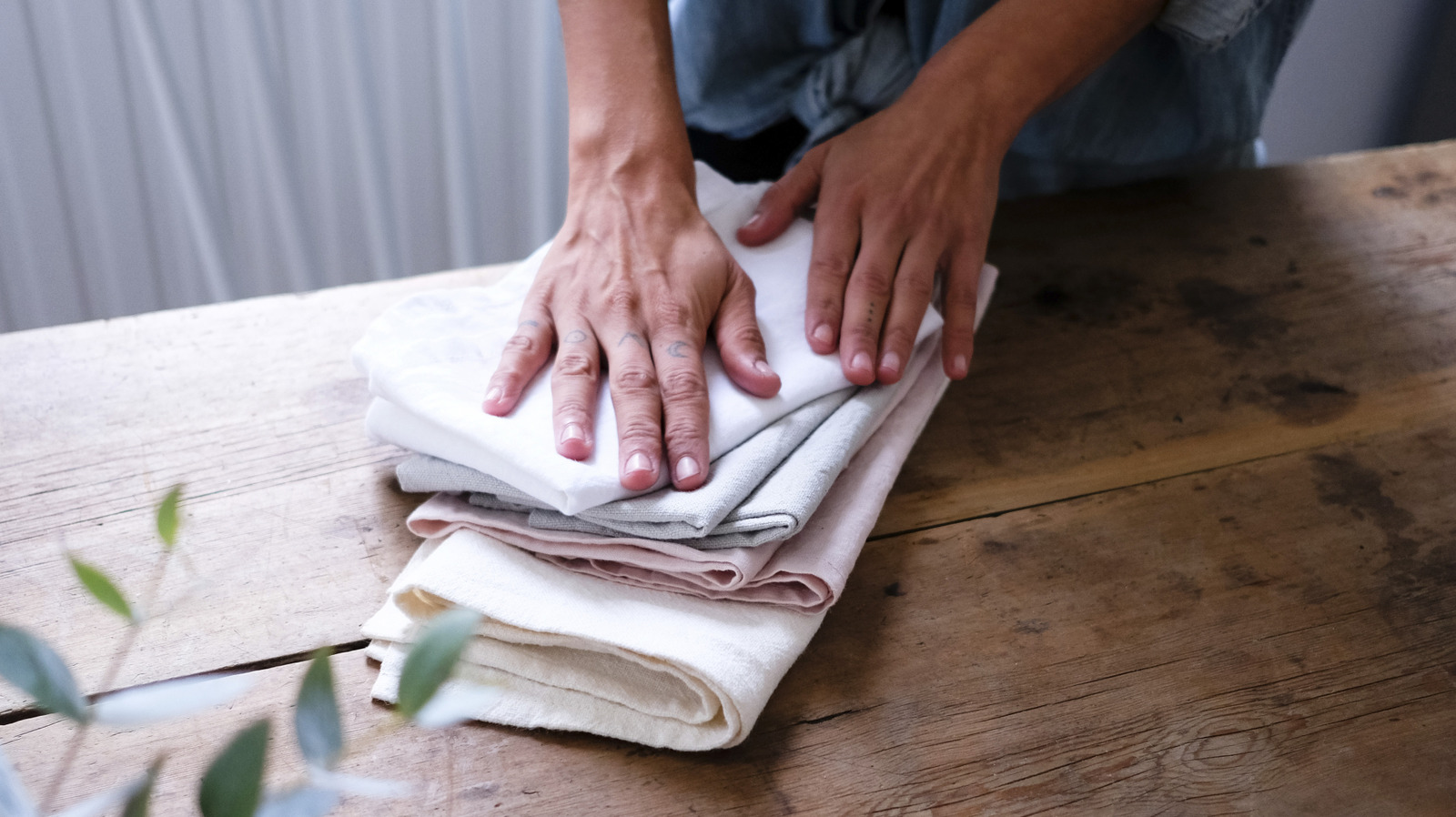 Eşsiz bir pencere tedavisi DIY için en sevdiğiniz peçeteleri yeniden kullanın