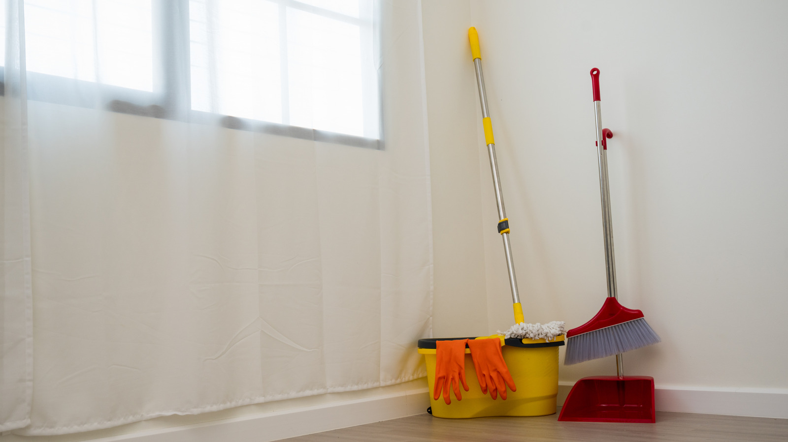 Süpürgelerinizi, paspaslarınızı ve dahi yerden tasarruf eden bir çözümle daha düzenli tutun