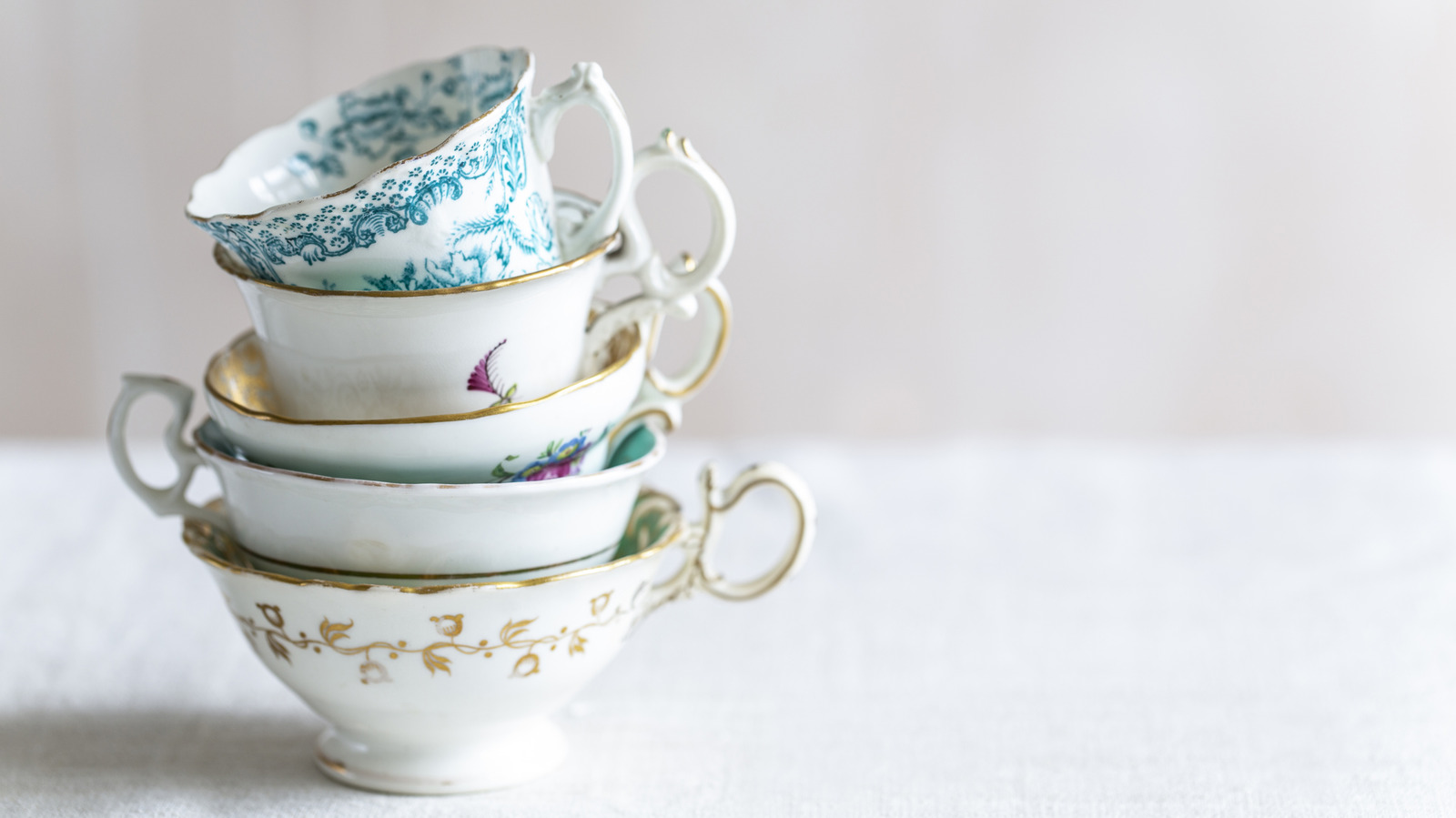 Eski çay fincanları atmayın. Onları güzel bir DIY backsplash için yeniden kullanın