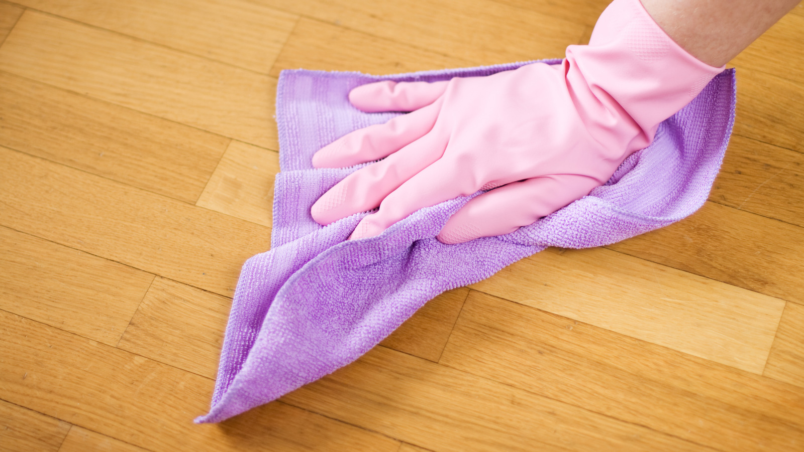 Ahşap zeminlerden ayakkabı sürtünmelerini kaldırmak için güvenebileceğiniz tamamen doğal malzemeler