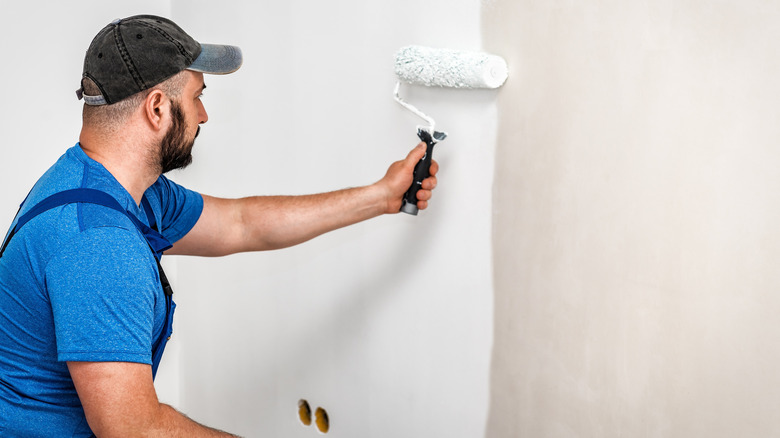 Adam Bej Duvar Beyaz Boya Bir Roller ile