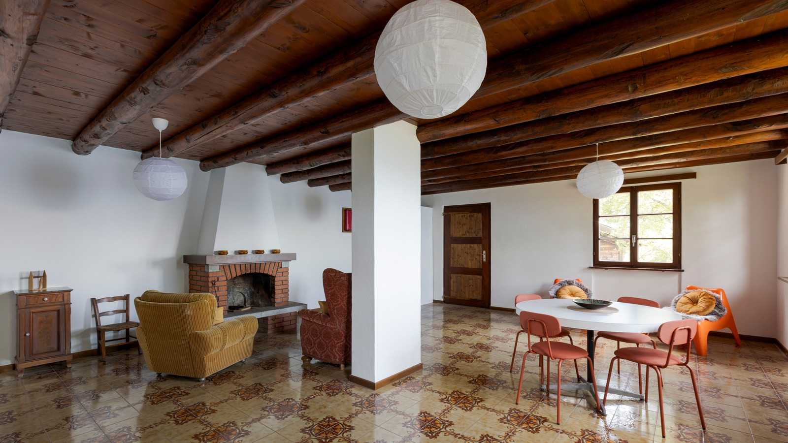 Uyumsuz bir evi birleştirebilen basit boya rengi