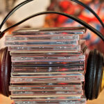 Göz alıcı bir denizanası suncatcher yapmak için eski CD'leri yeniden kullanın