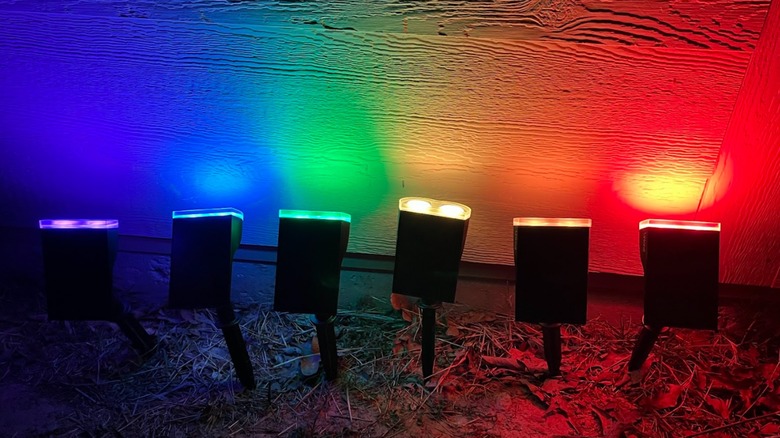 Farklı renkleri yansıtan altı linkdd akıllı güneş spotları