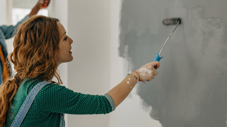 Evde kadın boyama duvarı