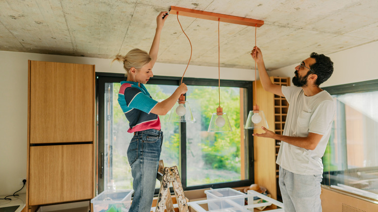 Çift yeni aydınlatma fikstürü takıyor