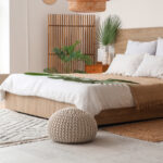 Ekstra depolama için yerleştirilmemiş bir POUF kullanmanın akıllı yolu