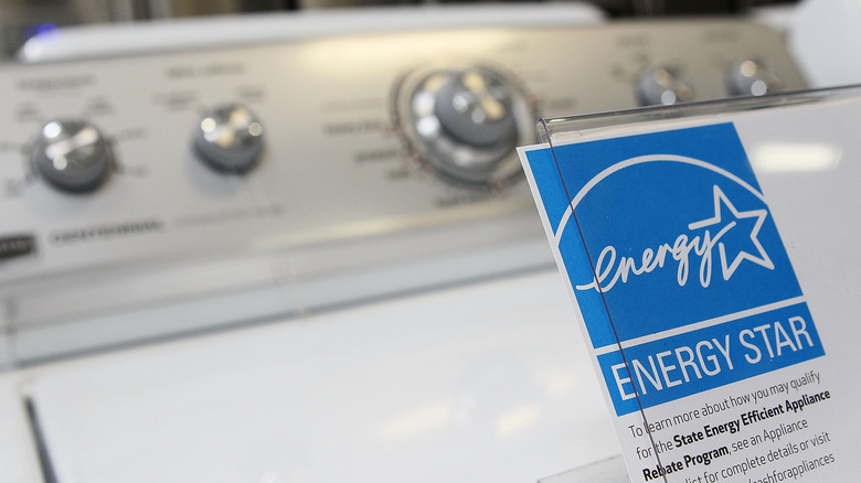 Bir çamaşır makinesinde enerji yıldızı işareti