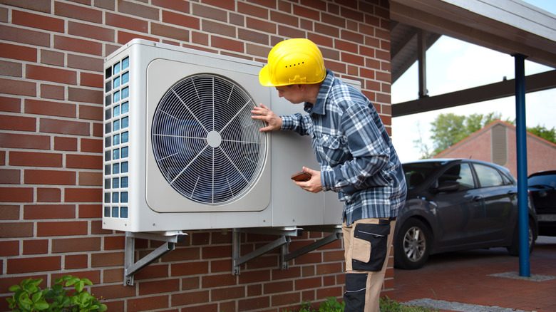 Bir eve ısı pompası takan adam