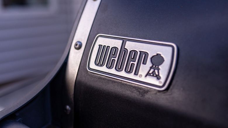 Metal bir Weber Grill logosunun yakın çekimi