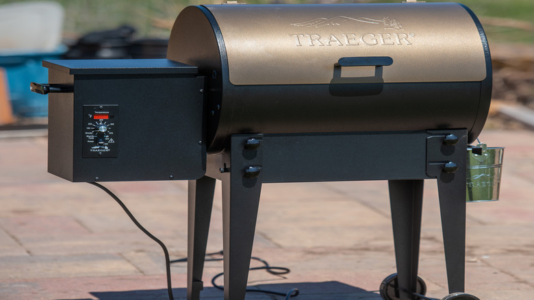 Dışarıda oturan temiz bir traeger pelet ızgarası