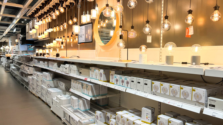 Bir Ikea Mağazasının Koridorunda Ampetonlar