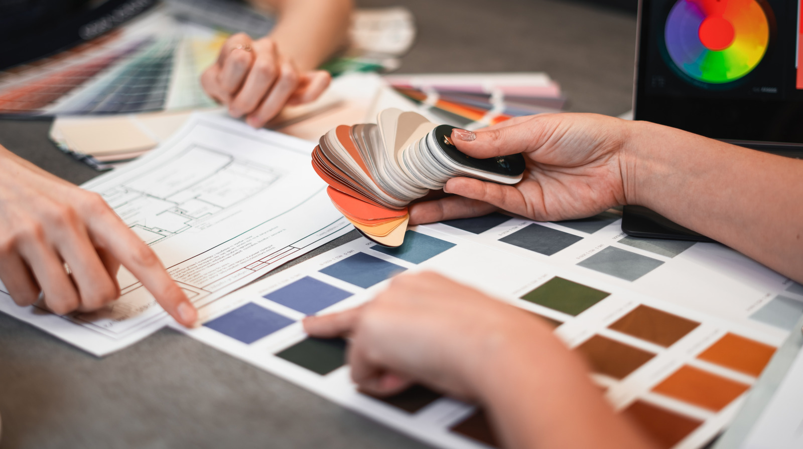 Modaya uygun persimmon için bir renk paleti nasıl oluşturulur