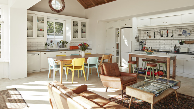 Renkli bir açık kat planı mutfak ve oturma odası