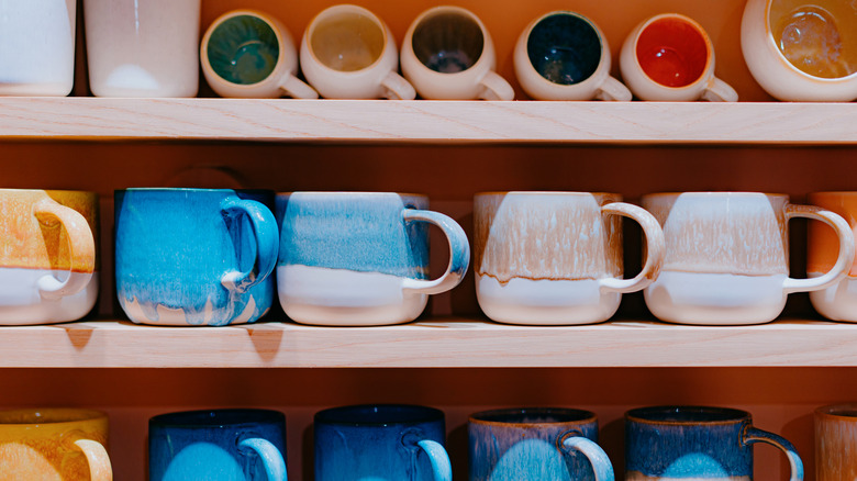 Çeşitli boyutlarda el yapımı renkli kupalar dizisi