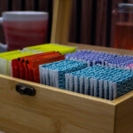 Güzel kolaj tebrik kartları yapmak için çay poşetlerini yeniden kullanın