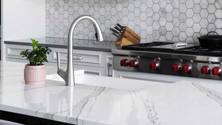 Beyaz mermer tezgahlı bir mutfak