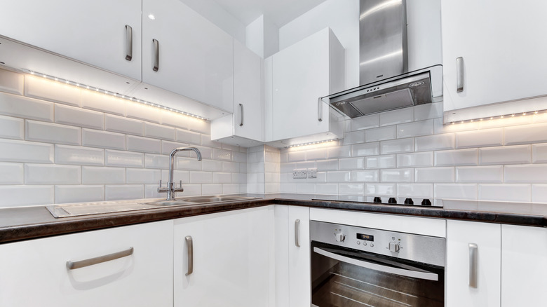 Mutfak dolaplarının altındaki LED ışık şeritleri