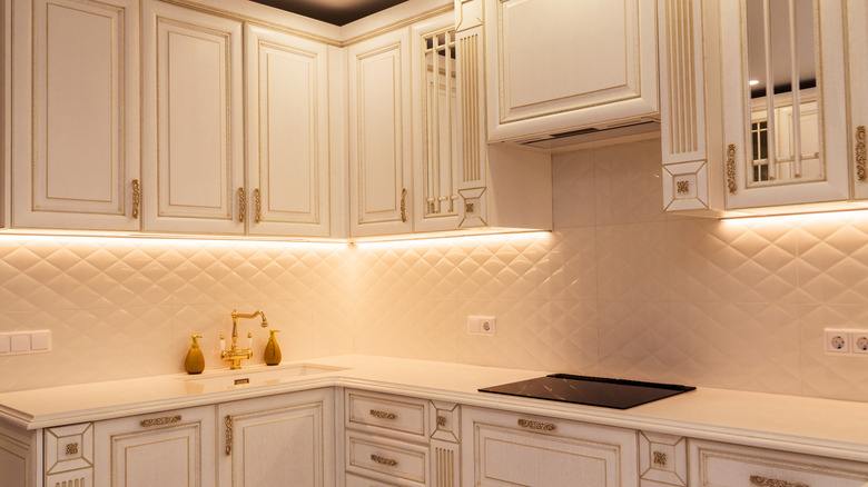 Kabinet altı önceden hazırlanmış LED şerit aydınlatma