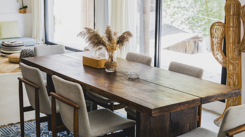 Ahşap masalı yemek odası