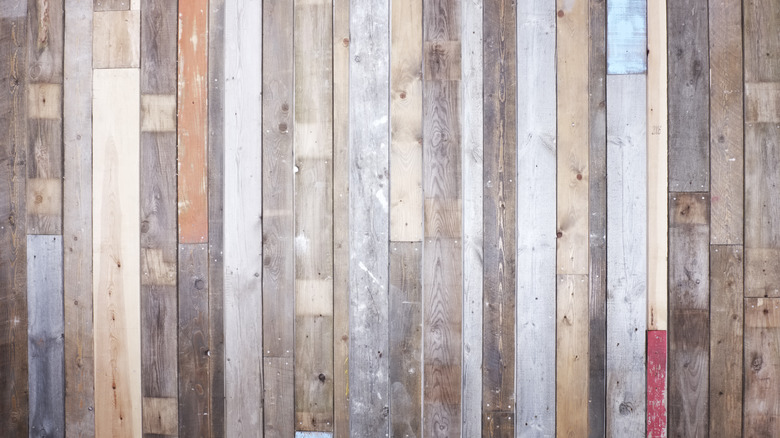 Farklı malzemelerde geri kazanılmış bir ahşap zemin.