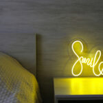 Neon ışık fikstürleri sevimli bir ev aksanı mı yoksa ciddi şekilde modası geçmiş mi?