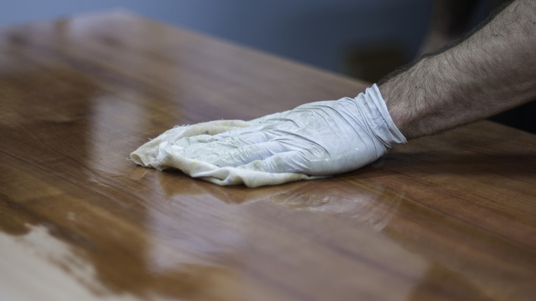 Mükemmel ahşap kaplama için sert balmumu yağı uygulamak