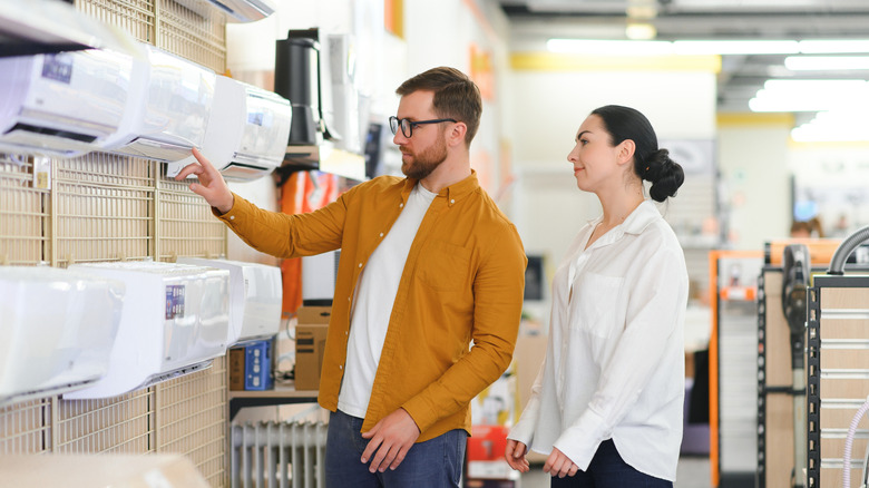 Klima için erkek ve kadın alışveriş