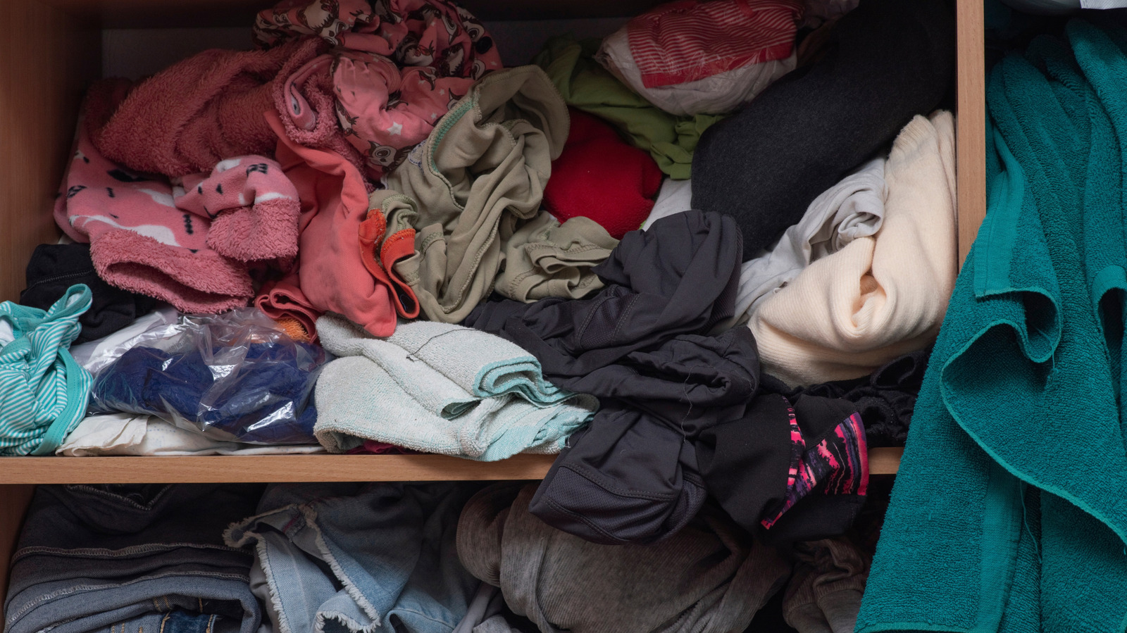 Dağınık dolabınızı düzenleyecek basit Ikea Billy Hack