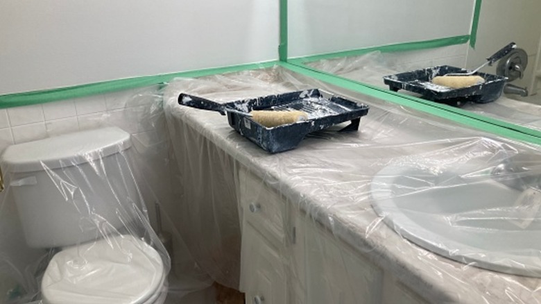 Tuvalet ve lavabo kaplı bir banyo
