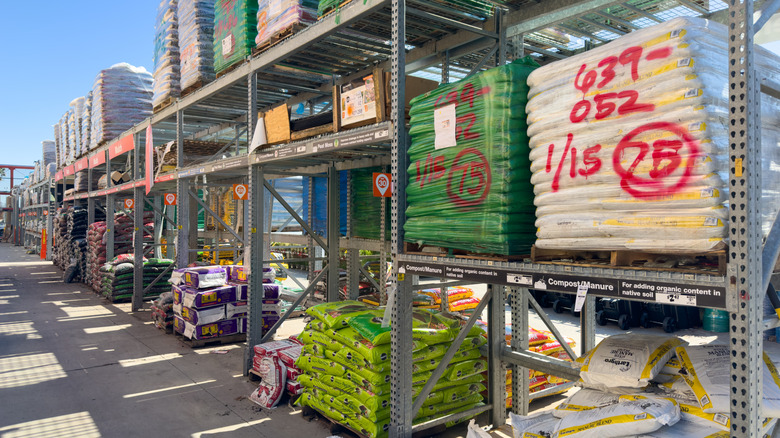 Home Depot'un Açık Bahçe Departmanında Bahçe Toprak Yığınları