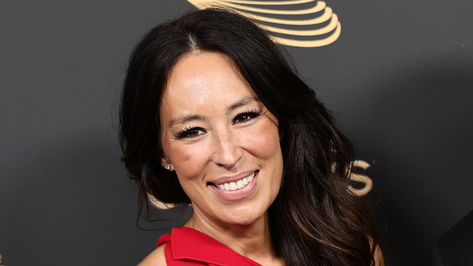 Joanna Gaines, kendi mutfağınızda isteyeceğiniz şık bir karışık depolama çözümü paylaşıyor