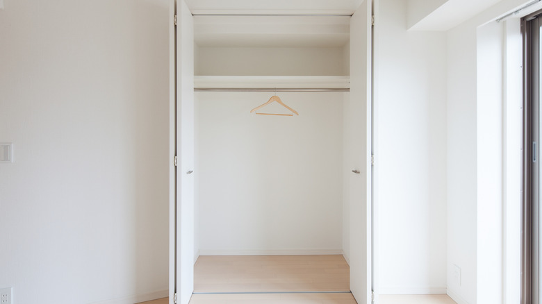 Beyaz odada boş dolap tek askı ile