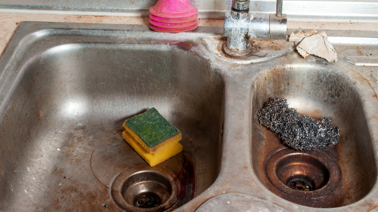 Çok kirli bir çift lavabo ve musluk