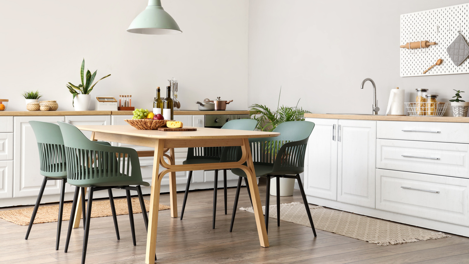 Masanızı çok sıkıcı göstermeyecek yemek sandalyeleri nasıl seçilir