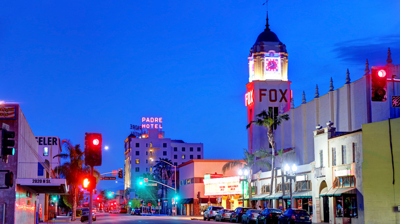Downtown Bakersfield, CA gece Fox Tiyatrosu ve Padre Hotel ile uzaktan