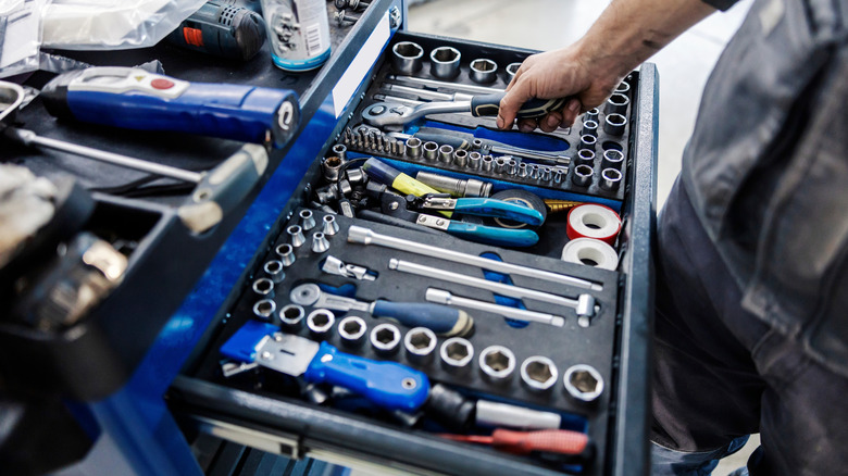 İyi sıralanmış bir araç kutusundan bir aleti kapan biri