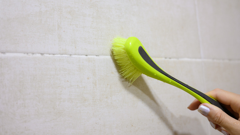 Duş fayansını temizlemek için el tutma fırçası ve harç