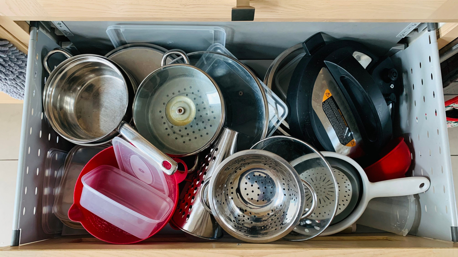 Genius perde çubuk hack ile bir çırpıda düzenlenen dağınık mutfak dolaplarını alın