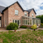 Pahalı aletler kullanmadan düzensiz bir çim nasıl düzeltilir